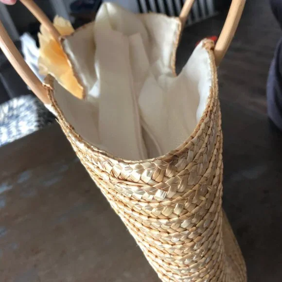 Women's Straw Handbag With Flower Detail - Picture 5 of 7